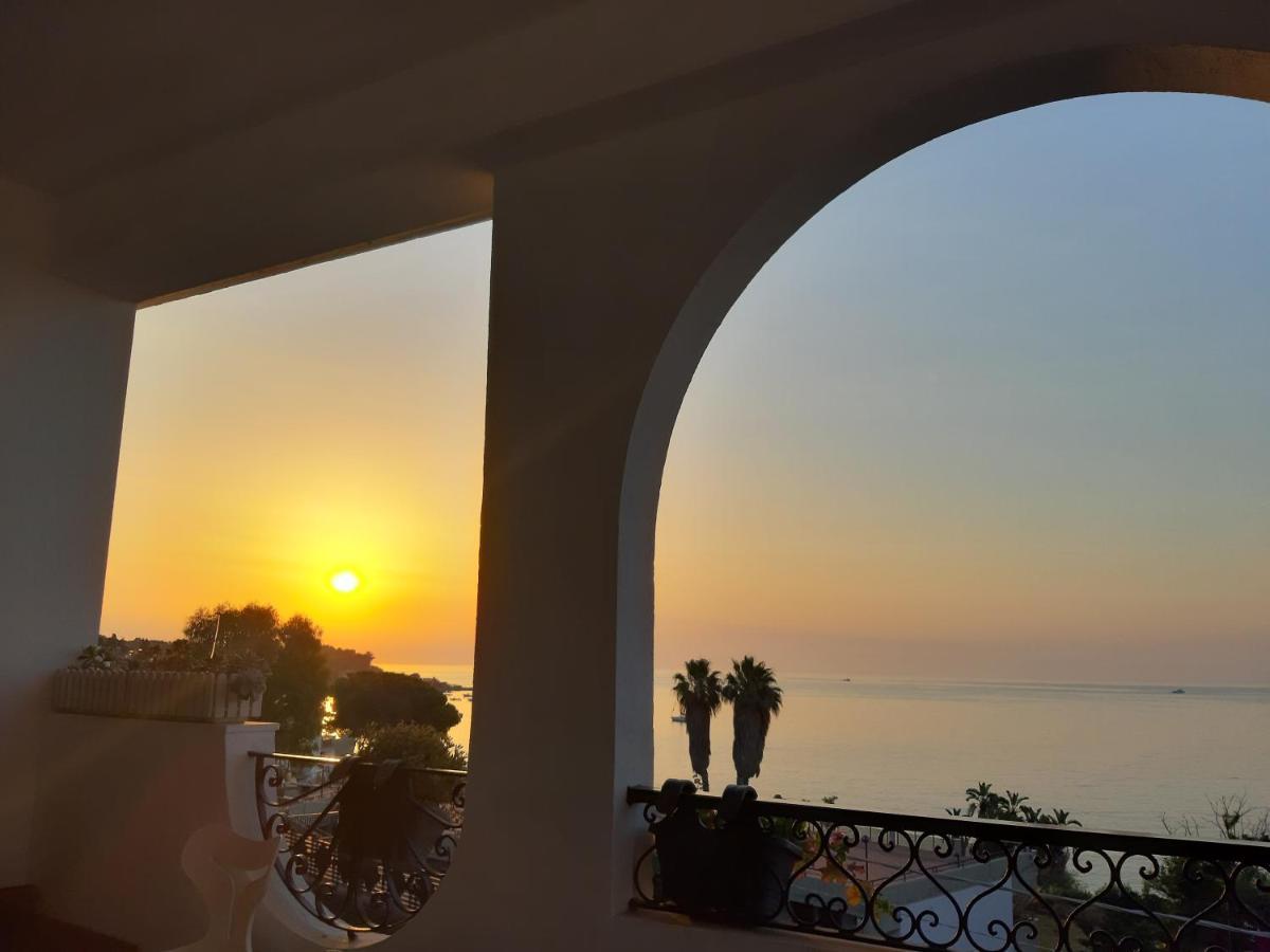 B&B Sea Terrace Aci Castello Eksteriør billede